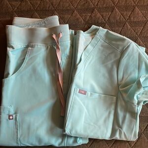FIGS aqua XS scrubs set - Catarina one pocket top and Kade cargo pants.